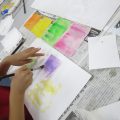 白い布を絵の具で染めよう! 白い布を絵の具で染めよう!