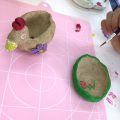 焼き上がった器に、絵具で着色! 焼き上がった器に、絵具で着色!