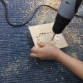 ドリルで板に穴を空け、ランプシェード作り ドリルで板に穴を空け、ランプシェード作り